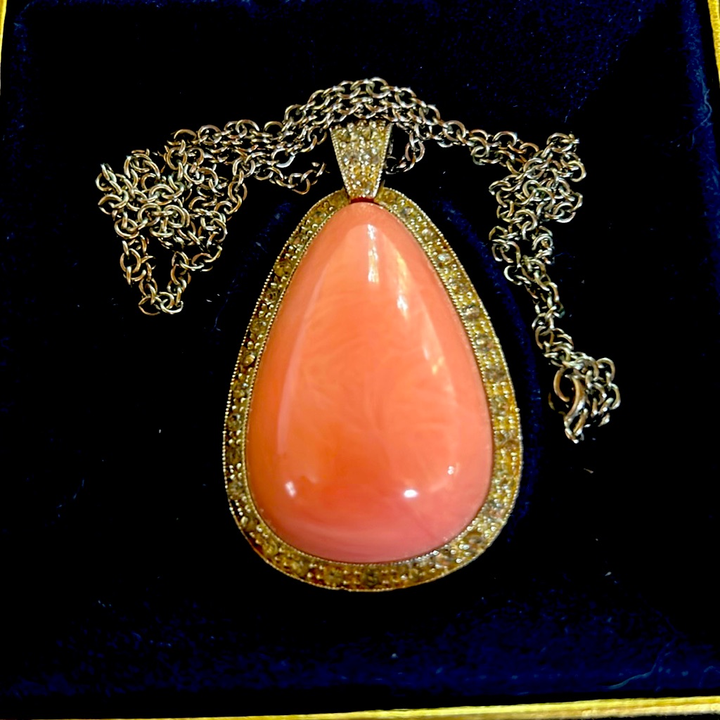 Vintage Avon Peachy Pink Lucite Pendant With Rhinestones 15$
